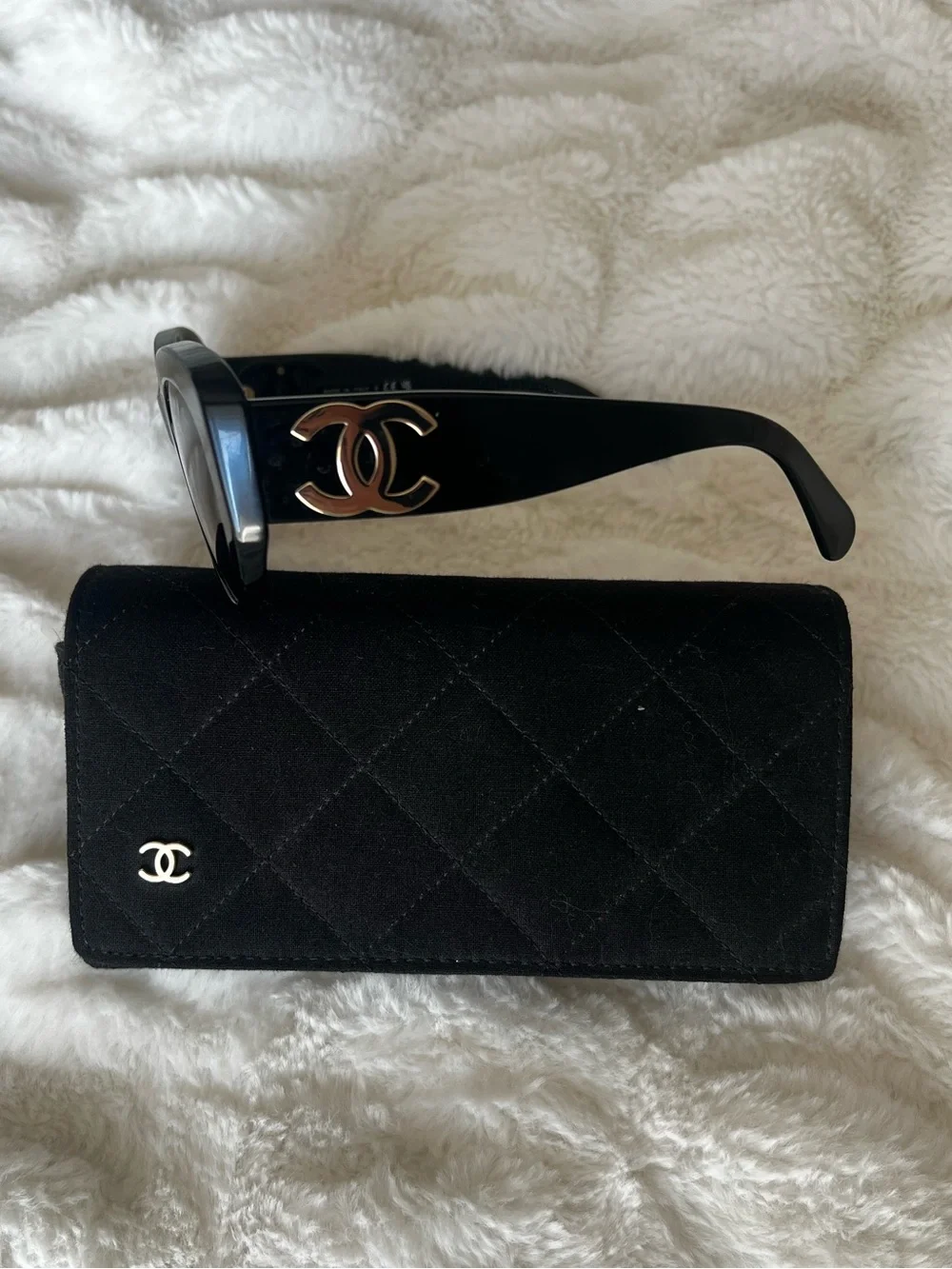 CHANEL Black Cat-Eye Sunglasses with Brown Gradient Lenses